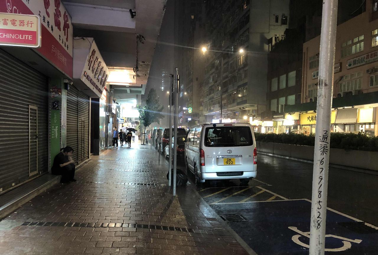 世界金融中心遗址。月入过万水客的天堂。
坚持不倒的店铺只剩下药店了，也是绝大多数