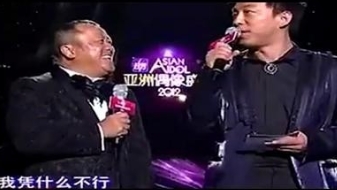 有一次，曾志伟在颁奖典礼上看见黄渤后，他直接给黄渤鞠了一个躬，并对他说：“黄大哥
