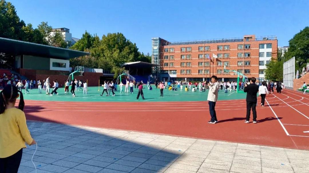 “中间商”赚差价？某地小学一万四买相机只值六百！网友：教育资金更不该成为“唐僧肉”~~