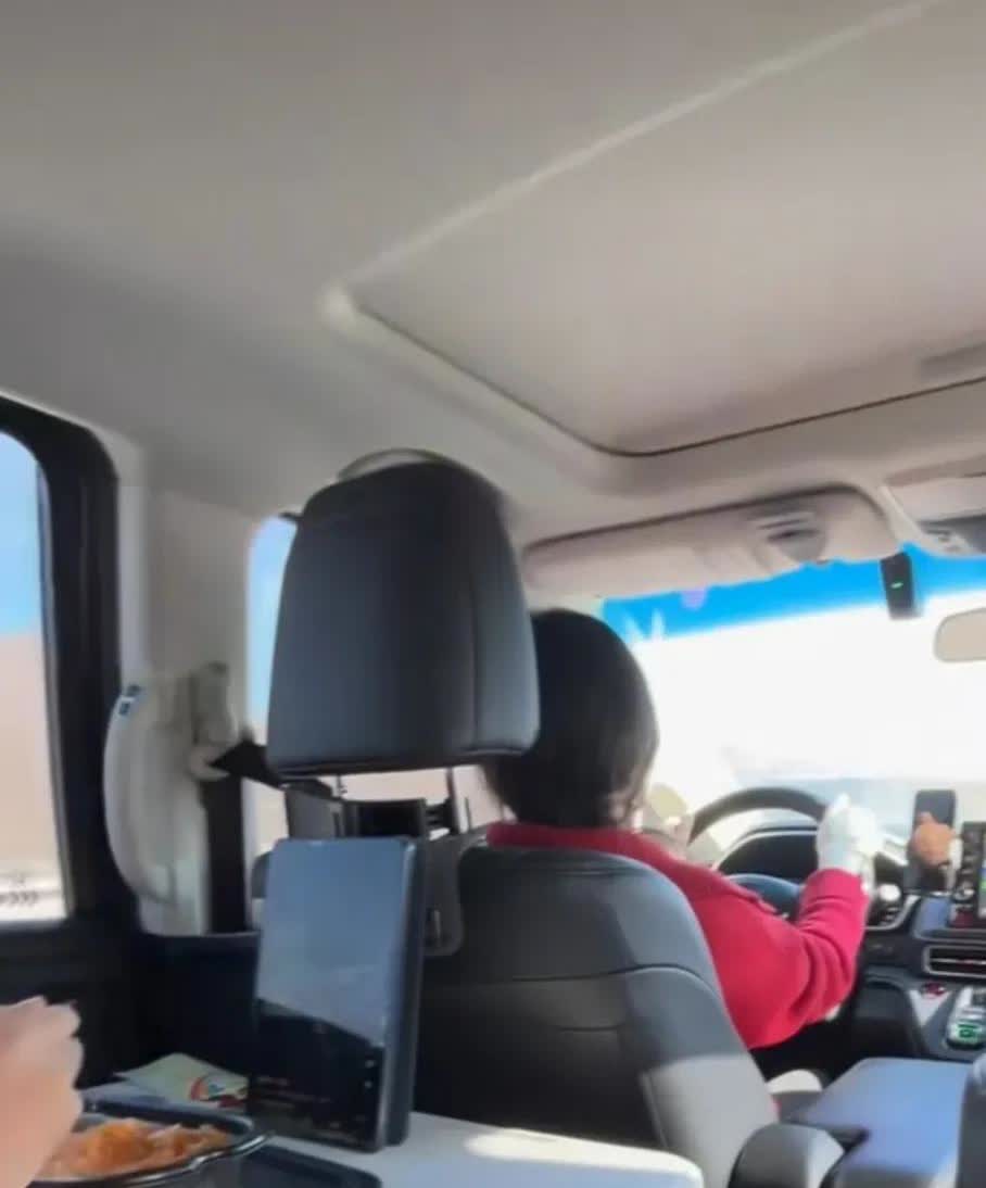 车主说开车还得是本田奥德赛，跑高速稳的一批，不发飘，甚至可以边看动画片边享受美食