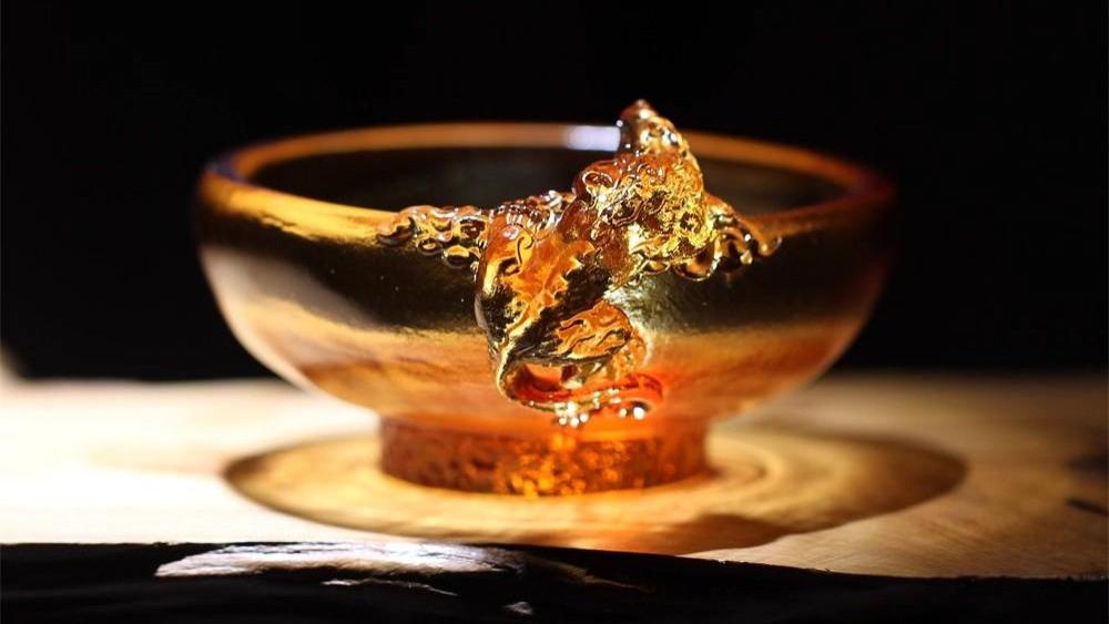探秘古法琉璃吸金貔貅杯：传统工艺与祥瑞象征的交融