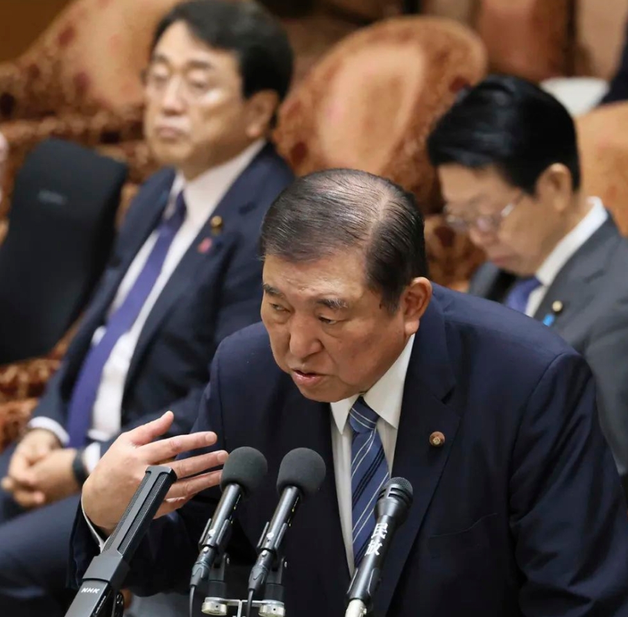 最近，石破茂对美国的态度越来越强硬。

他为什么有这些改变呢？我归纳成三个原因如