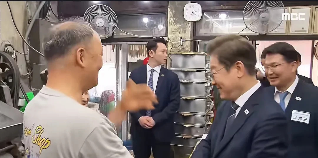 ???? **韩国政坛：李在明重访延川，支持者激动落泪**





---
