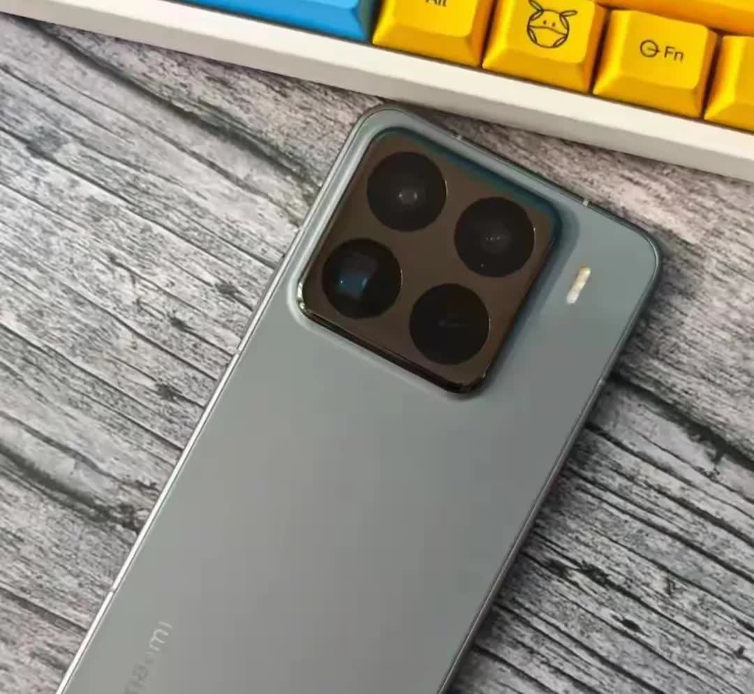 跟同学同时买了手机，我选择了小米15pro，而他买了华为mate70pro，华为
