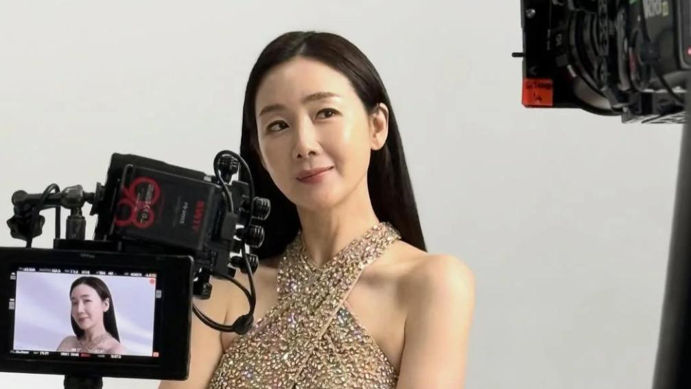 崔智友晒最新照片：黑发挂脖长裙气质佳，皮肤紧致笑容甜美