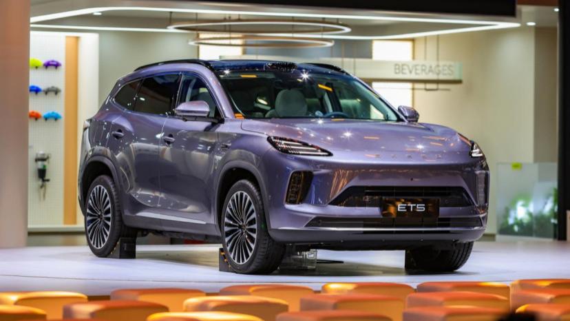 星途ET5首发：配副驾屏+猎鹰700智驾，家用属性到位