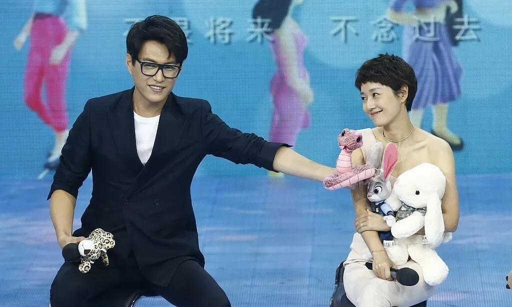 这么看起来，袁泉和靳东搭档出演荧幕情侣搭档更加合适，看着挺搭的，他们出演的电视剧