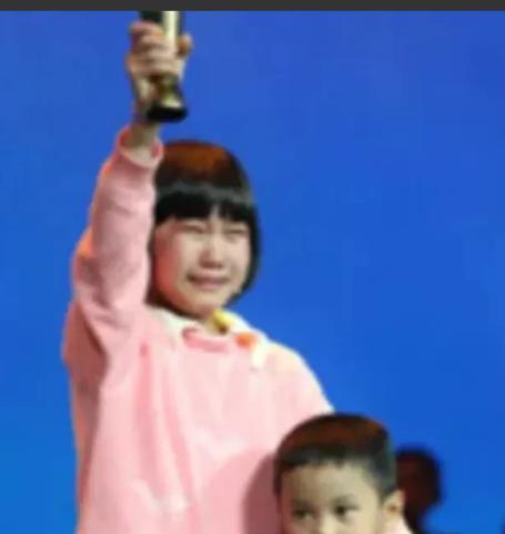 2013年，央视镜头里，14岁重庆女孩背着弟弟翻山上学，却始终面带微笑。可是，当