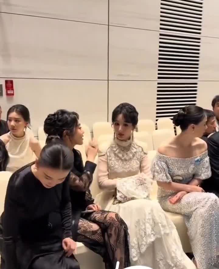 偷摸小手手，松弛的精致感。真不愿意穿高跟鞋。你现在还早，进去远得很。没鞋，你就光