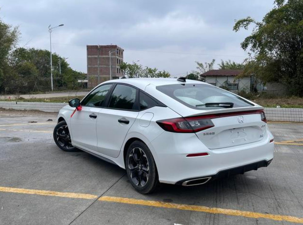 思域混动真的好开又省油
一开始买车只想买一辆2.0t动力操控好的轿车，一开始关注