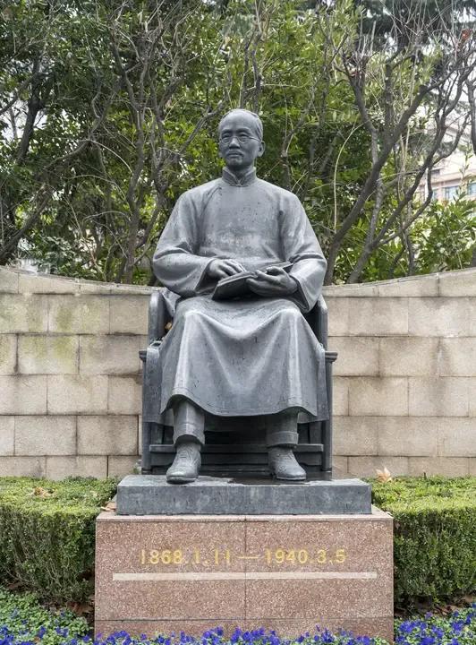 校长要不要上课，如果是小地方，人情关系复杂地方的校长，他们不怎么会上课，所以才走