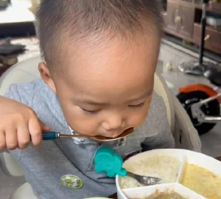 最近，宝妈靠记录萌娃自律日常涨粉到13万成为育儿类自媒体的一个典型现象。
比如成