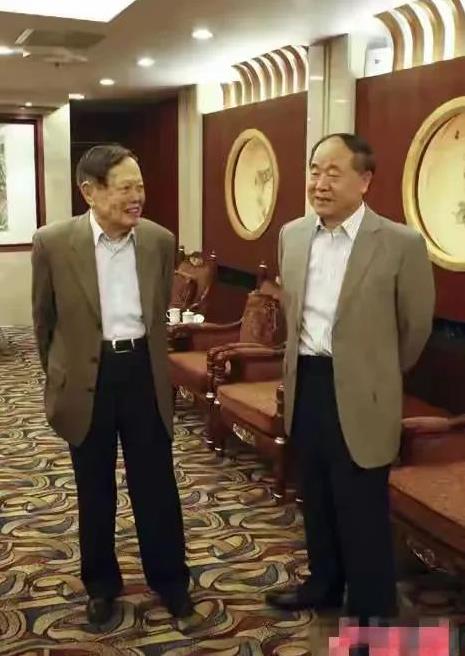 很好奇！他们会聊点什么？