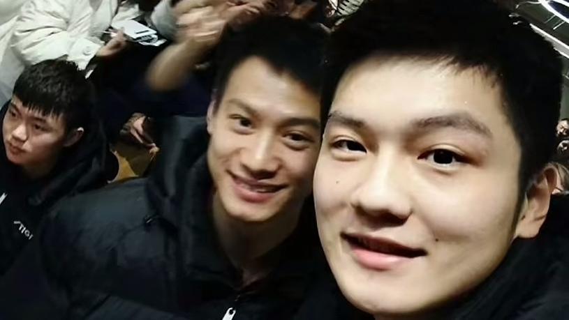 和谐的八一男乒球员和球迷合影：除了樊振东，还有2个人能够认出