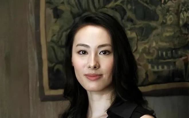 我问我奶奶，这女孩梁洛施怎么样？

她沉默了很久，

突然说了一句话，她