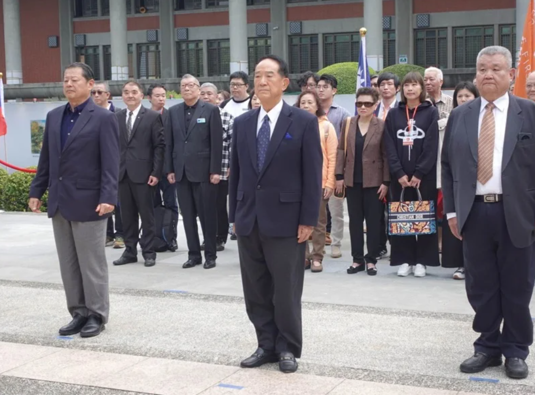 孙中山先生逝世一百周年。中国台湾省宋楚瑜，率领人员，来到纪念馆，向铜像鞠躬致敬。