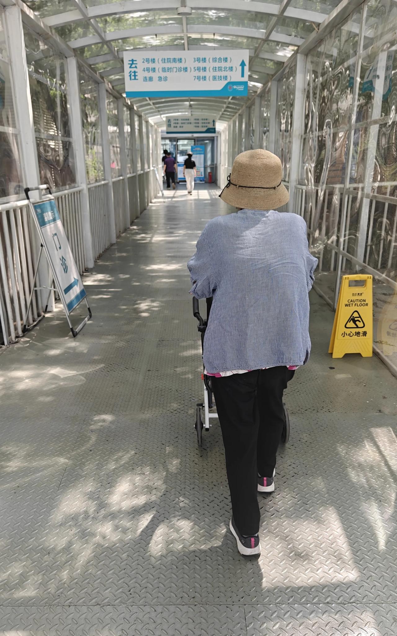 今天带老妈到医院看病了。
医院里依旧人满为患，老妈以前有胸腔积液，近期晚上偶尔会