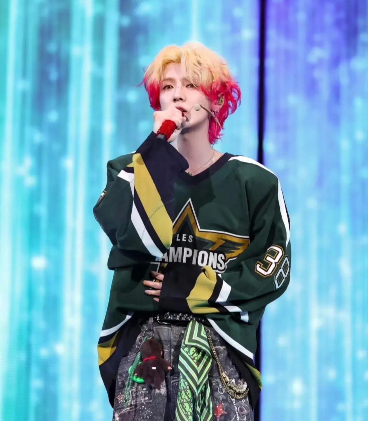 鹿晗终于拍撕拉片了[打call][打call]依旧是超帅的渐变发色 少年感都已经