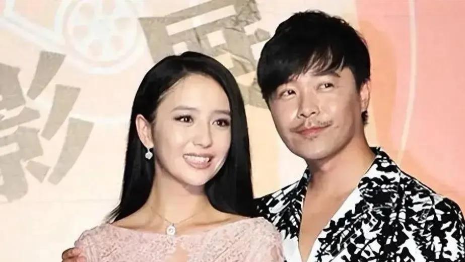 佟丽娅带儿子现身陈思诚工作室！穿黑丝短裙状态超好，儿子像爸爸