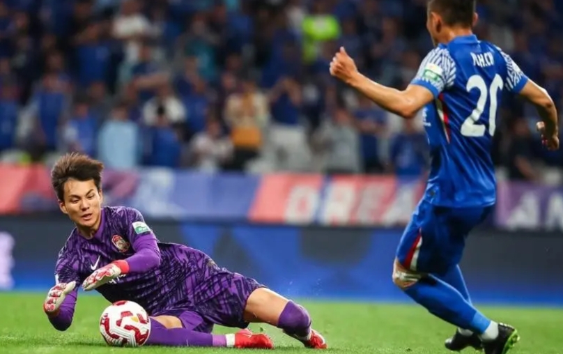 上海申花接近与当红炸子鸡李昊签约。据澎湃新闻记者宋承良透露，上海申花的大股东上海