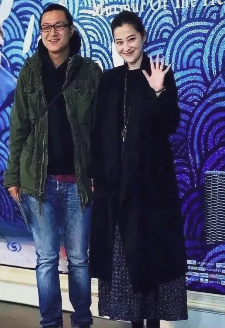 梅婷与老公站在一起！除了老公戴着眼镜，俩人面相很有夫妻相！老公60岁了！看着挺年