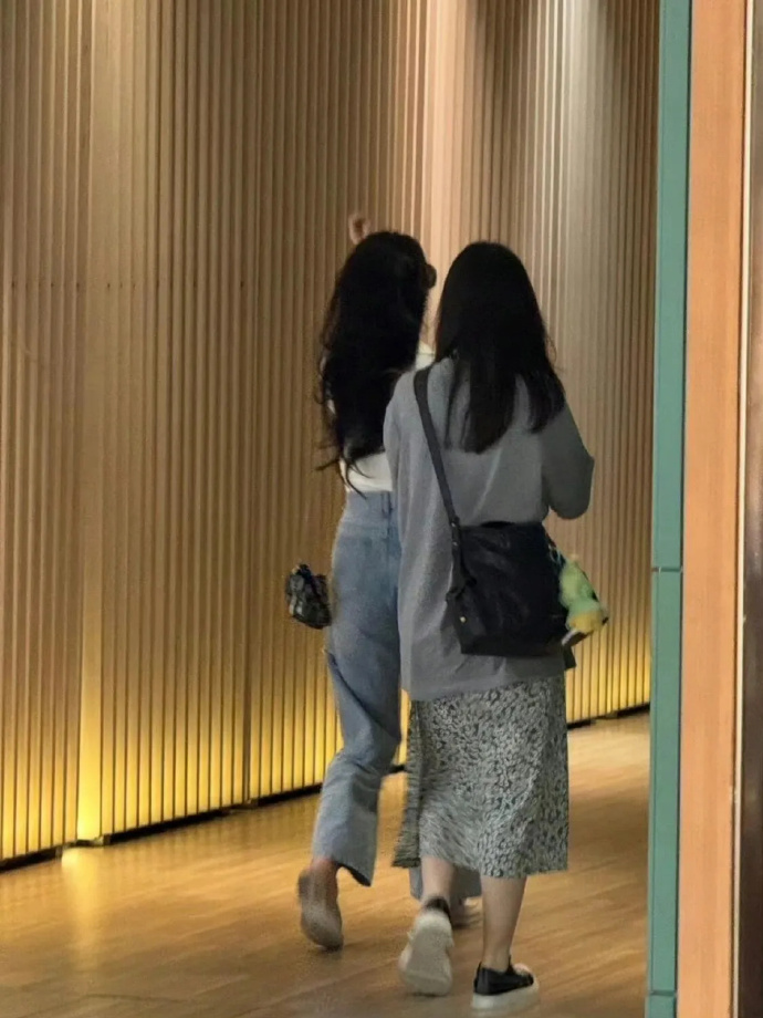刘亦菲穿上牛仔裤的背影都很美，气质真好啊！