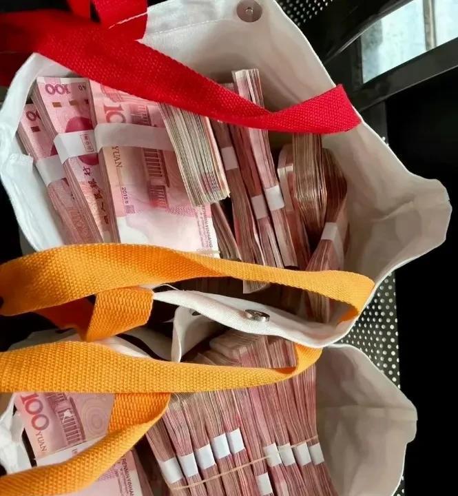 #你能不能说出男足一个优点#
男足最大的优点，就是为我们解压。
当我们在生活当中