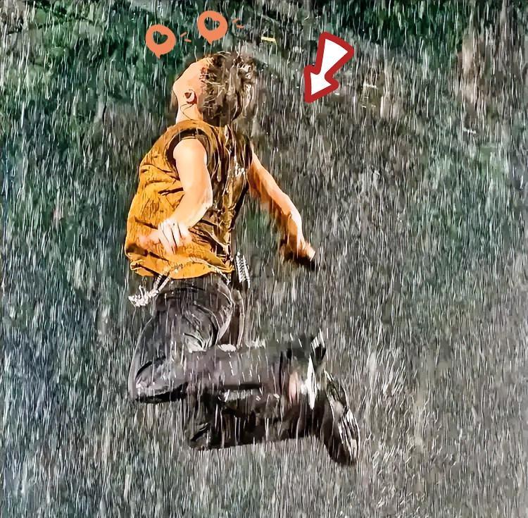谢霆锋这身体也太绝了吧！
演唱会下雨居然不撑伞，
直接在雨里
接着唱还蹦得老高，