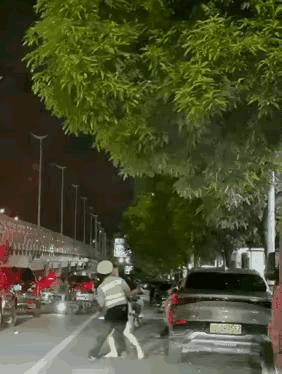 外卖小哥在关键时刻，能够帮助警察抓坏人，这一点是非常难能可贵的，这既是见义勇为行