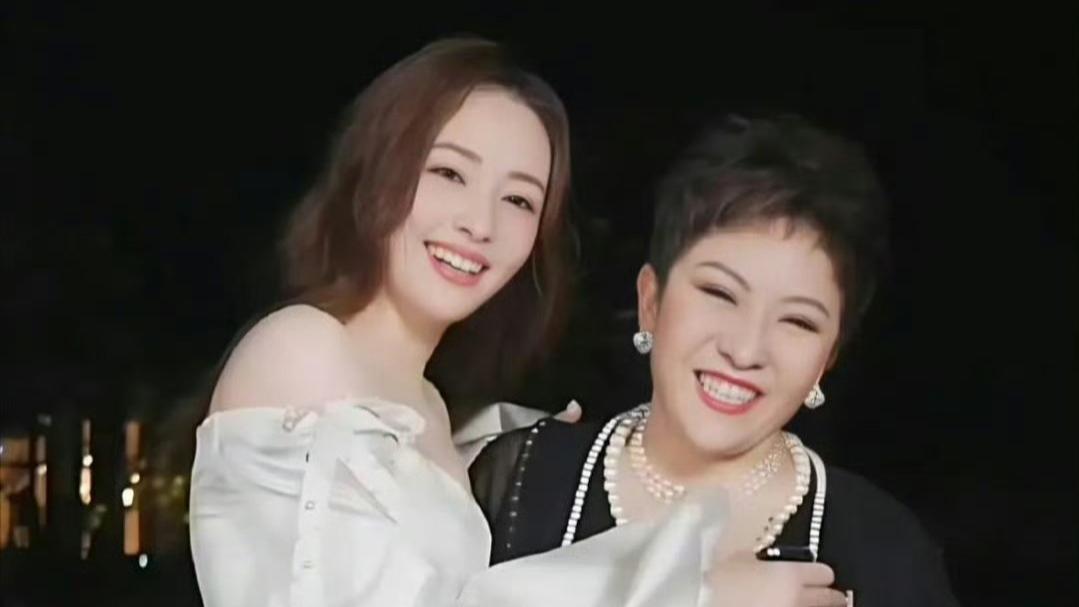 郭碧婷“撞脸”向太背后：一场关于亲情与独立的温柔回应