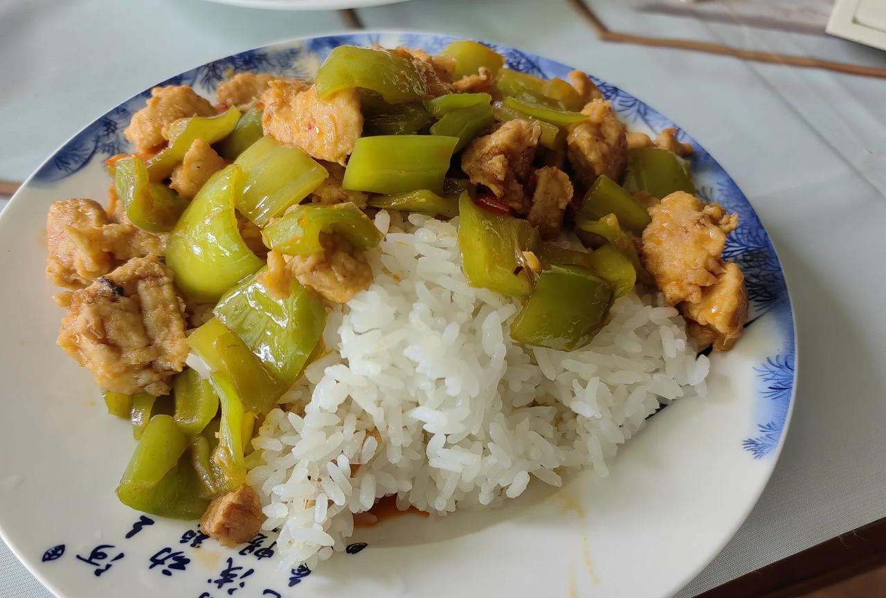 午餐。昨晚剩下的辣子鸡丁（说实话还没我做得好吃），今天回锅加热，配米饭，做了辣子