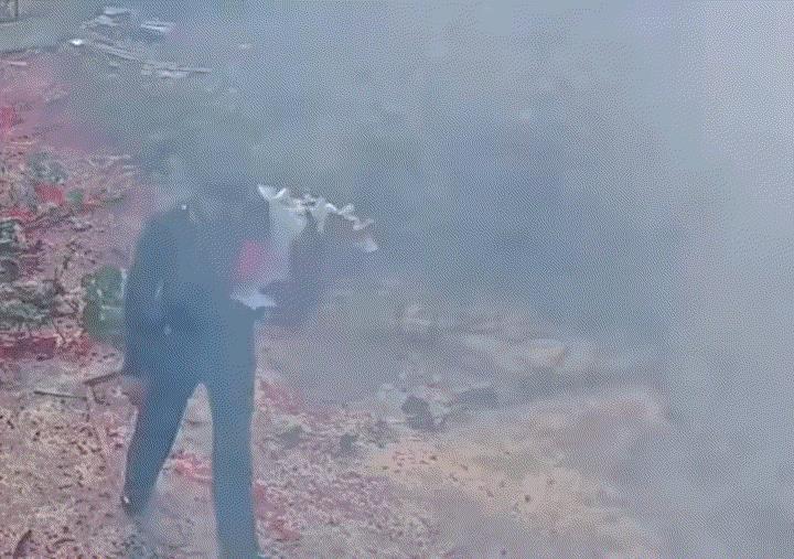 近日，云南文山，一男子退伍回家，他刚到家，突然拿出一卷鞭炮放了，给自己一个回家仪