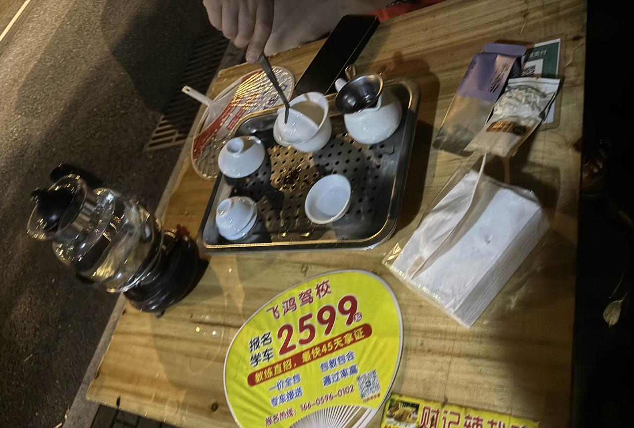 我觉得这生意还篡不错。晚上老公给我推荐一个好玩的地方。说楼下很多地方泡茶还免费唱
