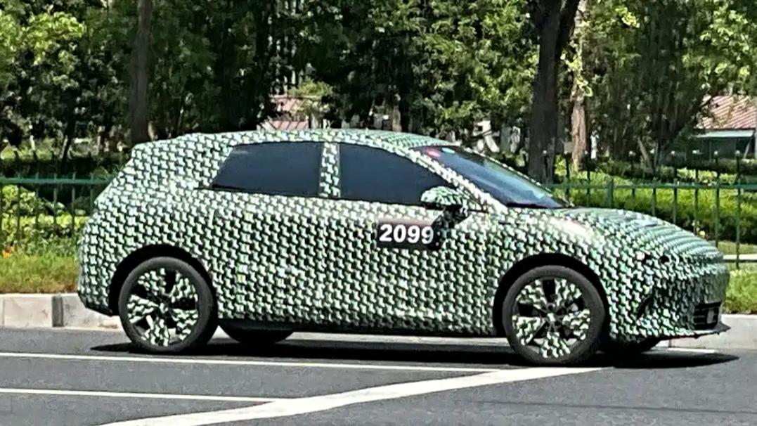 欧系小两厢造型 零跑B05谍照曝光 最快年底预售