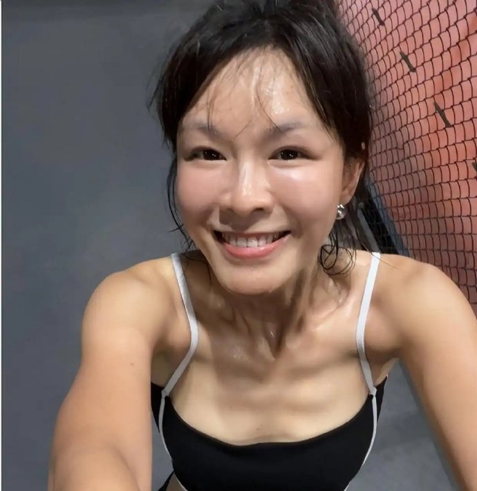 46岁李艾晒运动暴汗美照，果然好身材都是练出来的！ ​ ​​​