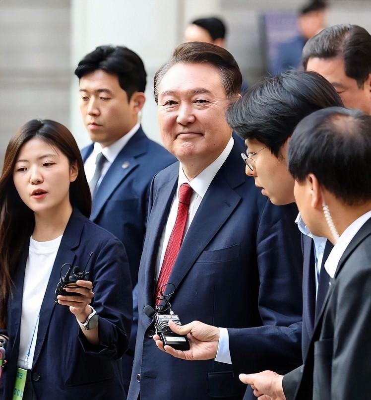 尹锡悦天塌了
当地时间6月24日，尹锡悦再度传来不利消息，其妻子金建希的硕士学位