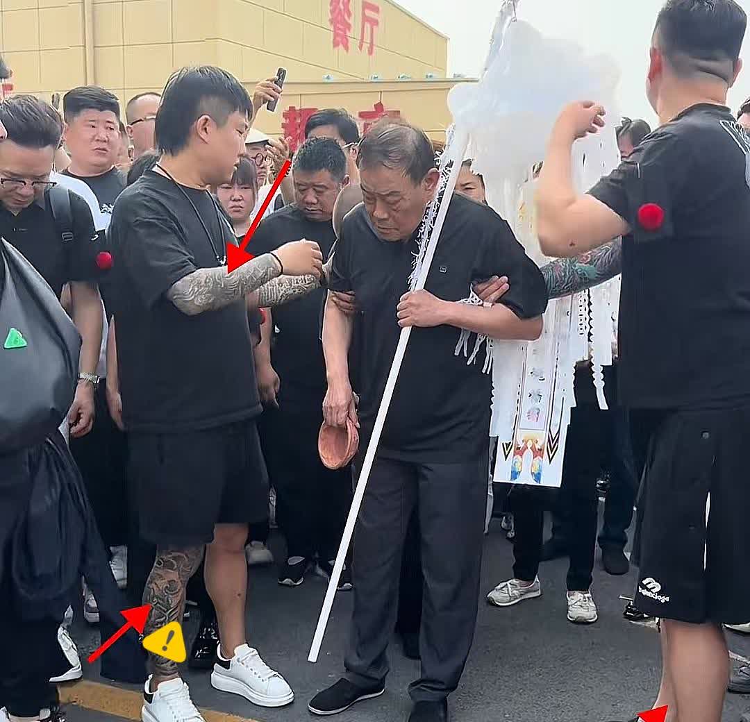 杨少华追悼会上到这个画面

让人实在是无法理解，

杨家几兄弟是怎么办事