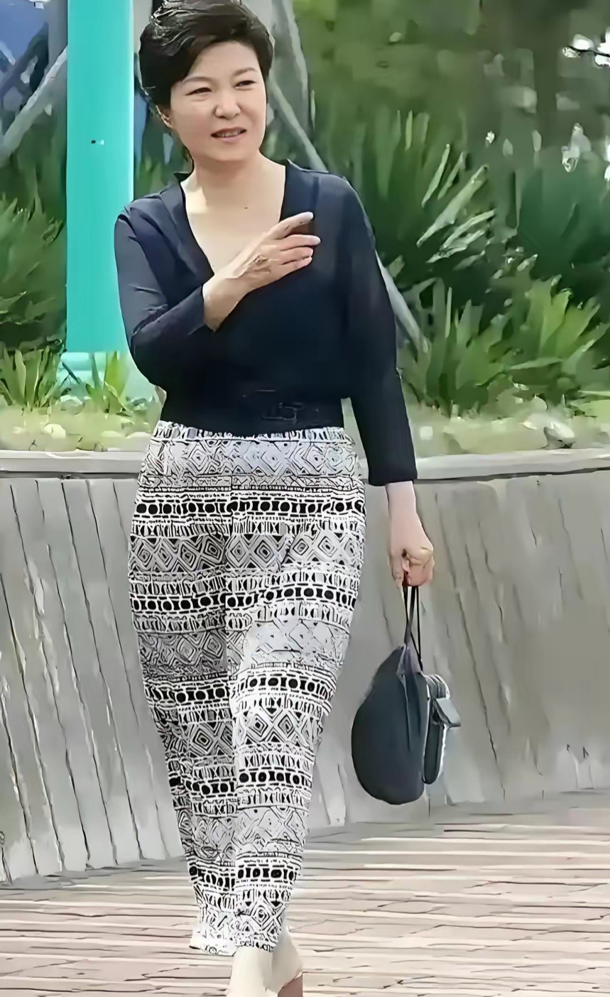 朴槿惠站错队真尴尬











---











我滴个乖