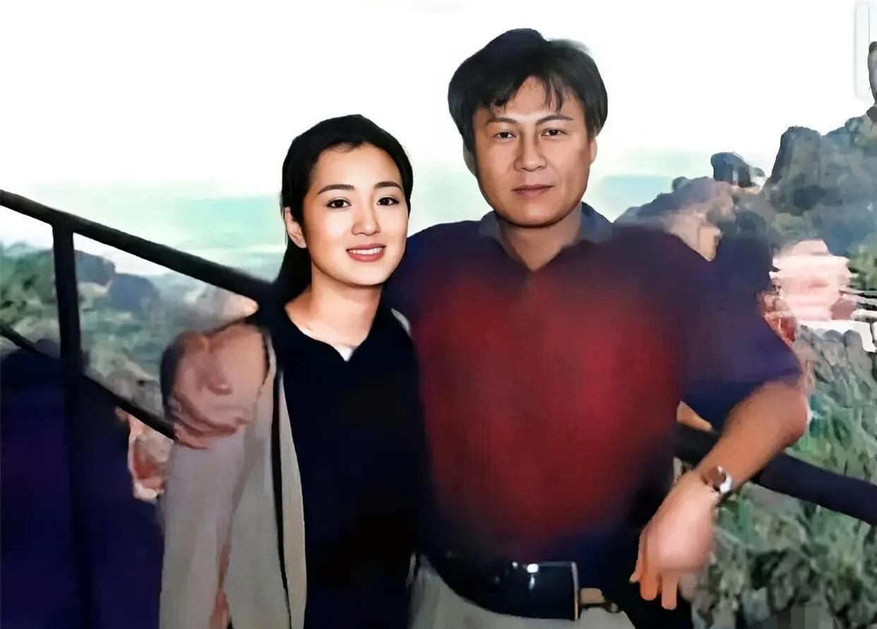 1995年，巩俐和第一任丈夫黄和祥在一起。她到香港出席活动时，认识了新加坡烟草商
