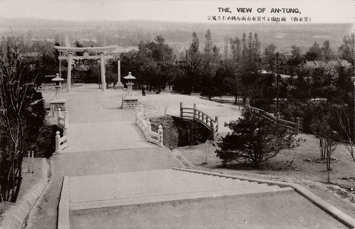 1920s，辽宁丹东的镇江山上。