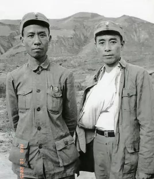 珍贵的一张老照片。
1939年秋，刘少奇和周恩来在延安时，留下的这张珍贵的合影的