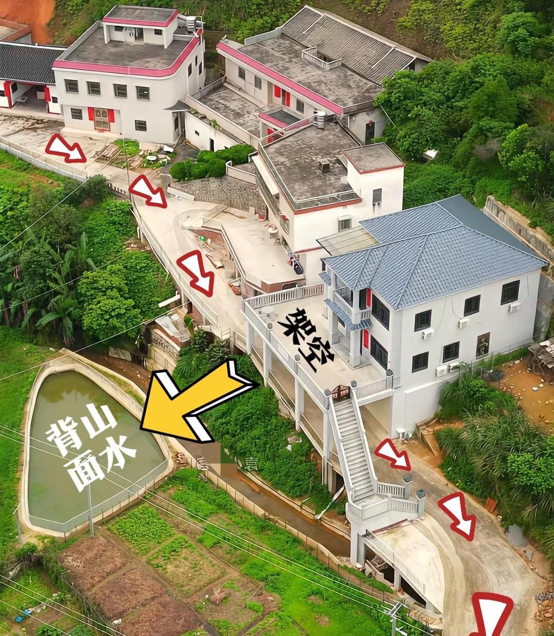 回村建房，这个邻居真是大聪明[发怒][发怒]
居然跟其他人建房做法不同，
非要脑