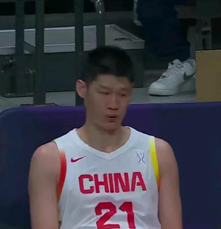 胡金秋过去3场亚洲杯的数据表现！！！
对阵沙特阿拉伯男篮：首发上场25分钟，投篮