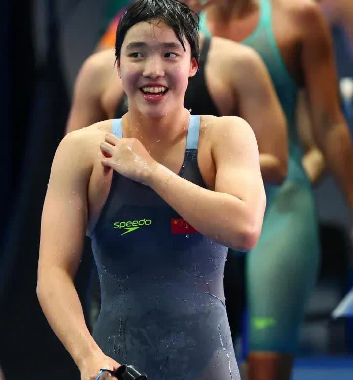 柳雅欣、杨佩琪、余依婷、李冰洁四个大姐姐抬轿于子迪，助她以12岁的年龄打破了尘封