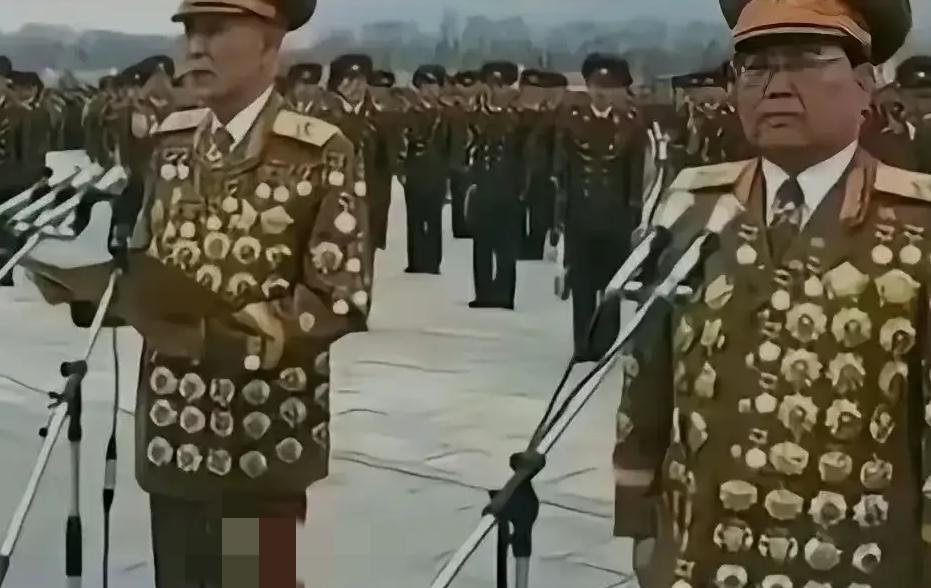 这满身佩戴的军功章是不是非常夸张，能够获得如此多的军功章，一定是非常之人!