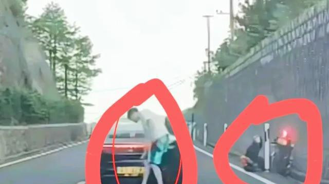 底裤被扒光！保时捷超车撞飞摩托车，不救伤者先换牌，疑似惯犯。