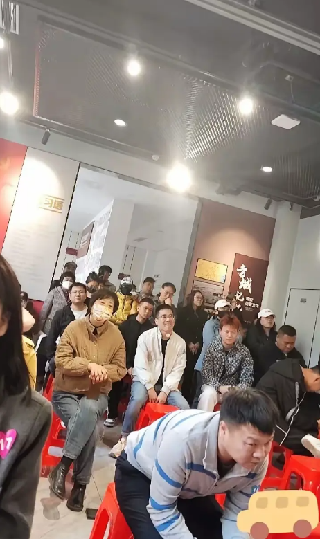 相亲现场，大家都是歪瓜裂枣，就不要相互嫌弃了。