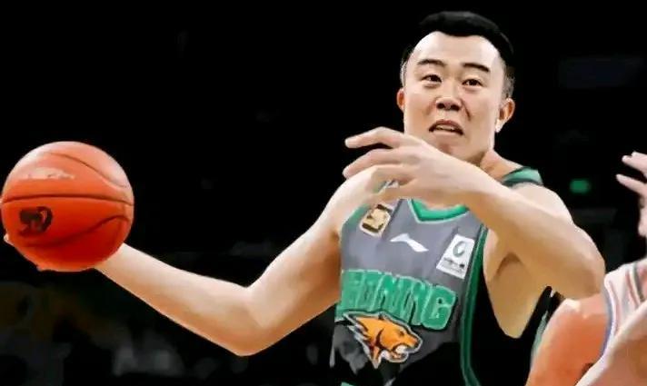 季后赛八进四第二场比赛继续进行，今晚上半区的两场比赛先行开战。广厦和青岛的比赛基