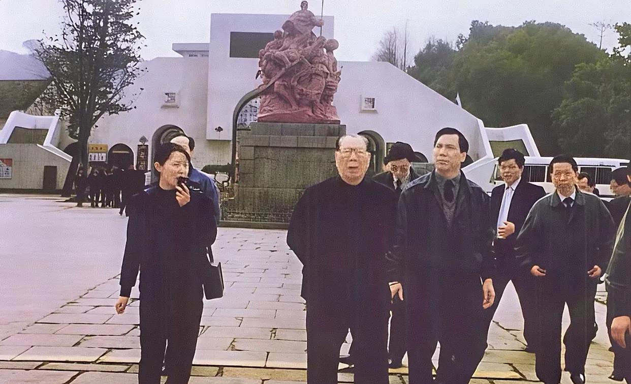 1987年2月19日，杨成武驻足虎门销烟遗址，追忆林则徐壮举。斑驳炮台前，他凝望