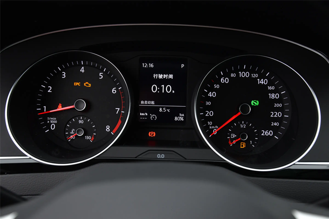 迈腾仪表那个高级
现在这迈腾仪表越整越丑，还是原来的机械仪表有质感。现在这车的内